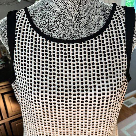 White House Black Market Polka Dot Market Grid Sleeveless Blouse Size M - Picture 3 of 14